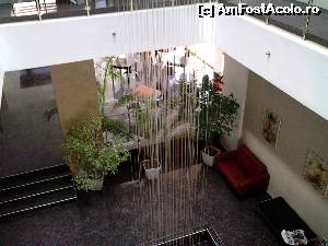 [P04] Vedere de la et 1 asupra holului central. La 7.30 incep femeile de serviciu sa dea cu aspiratorul in hol si pe culoare, ceea ce e cam aiurea pt turisti.  » foto by bogdanmate
 - 
<span class="allrVoted glyphicon glyphicon-heart hidden" id="av555986"></span>
<a class="m-l-10 hidden" id="sv555986" onclick="voting_Foto_DelVot(,555986,2770)" role="button">șterge vot <span class="glyphicon glyphicon-remove"></span></a>
<a id="v9555986" class=" c-red"  onclick="voting_Foto_SetVot(555986)" role="button"><span class="glyphicon glyphicon-heart-empty"></span> <b>LIKE</b> = Votează poza</a> <img class="hidden"  id="f555986W9" src="/imagini/loader.gif" border="0" /><span class="AjErrMes hidden" id="e555986ErM"></span>