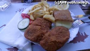 [P07] Snitel porc - 11 lei; cascaval pane - 9 lei; cartofi prajiti - 3,5 lei; in stanga sus, 100 ml vodka - 8 lei » foto by papone
 - 
<span class="allrVoted glyphicon glyphicon-heart hidden" id="av638196"></span>
<a class="m-l-10 hidden" id="sv638196" onclick="voting_Foto_DelVot(,638196,2943)" role="button">șterge vot <span class="glyphicon glyphicon-remove"></span></a>
<a id="v9638196" class=" c-red"  onclick="voting_Foto_SetVot(638196)" role="button"><span class="glyphicon glyphicon-heart-empty"></span> <b>LIKE</b> = Votează poza</a> <img class="hidden"  id="f638196W9" src="/imagini/loader.gif" border="0" /><span class="AjErrMes hidden" id="e638196ErM"></span>