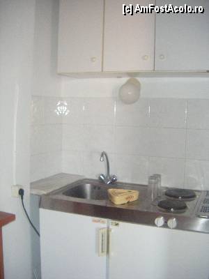 [P04] Prima plita care este incorporata la chiuveta. In cele doua sertare de sus sunt farfurii si tigaii. In cele de jos: stanga: cutite, furculite, lingurie, iar la dreapta frigiderul.  » foto by raluka1312
 - 
<span class="allrVoted glyphicon glyphicon-heart hidden" id="av349834"></span>
<a class="m-l-10 hidden" id="sv349834" onclick="voting_Foto_DelVot(,349834,3000)" role="button">șterge vot <span class="glyphicon glyphicon-remove"></span></a>
<a id="v9349834" class=" c-red"  onclick="voting_Foto_SetVot(349834)" role="button"><span class="glyphicon glyphicon-heart-empty"></span> <b>LIKE</b> = Votează poza</a> <img class="hidden"  id="f349834W9" src="/imagini/loader.gif" border="0" /><span class="AjErrMes hidden" id="e349834ErM"></span>