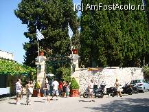 [P12] Intrarea la Achillion, foarte aglomerata... » foto by corinka
 - 
<span class="allrVoted glyphicon glyphicon-heart hidden" id="av81775"></span>
<a class="m-l-10 hidden" id="sv81775" onclick="voting_Foto_DelVot(,81775,3004)" role="button">șterge vot <span class="glyphicon glyphicon-remove"></span></a>
<a id="v981775" class=" c-red"  onclick="voting_Foto_SetVot(81775)" role="button"><span class="glyphicon glyphicon-heart-empty"></span> <b>LIKE</b> = Votează poza</a> <img class="hidden"  id="f81775W9" src="/imagini/loader.gif" border="0" /><span class="AjErrMes hidden" id="e81775ErM"></span>