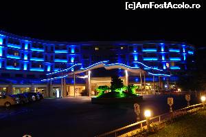 [P28] Intrarea in Sueno Beach noaptea. Hotelul era luminat in diverse culori si efectul este unul foarte frumos.  » foto by a_vlad2009
 - 
<span class="allrVoted glyphicon glyphicon-heart hidden" id="av628276"></span>
<a class="m-l-10 hidden" id="sv628276" onclick="voting_Foto_DelVot(,628276,3101)" role="button">șterge vot <span class="glyphicon glyphicon-remove"></span></a>
<a id="v9628276" class=" c-red"  onclick="voting_Foto_SetVot(628276)" role="button"><span class="glyphicon glyphicon-heart-empty"></span> <b>LIKE</b> = Votează poza</a> <img class="hidden"  id="f628276W9" src="/imagini/loader.gif" border="0" /><span class="AjErrMes hidden" id="e628276ErM"></span>