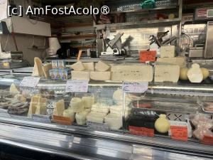 [P23] Catania- A Fare o Luni. De-aici am cumpărat brânză și salam. Eu voiam doar o bucată de brânză, de un anume fel. Inutil să vă spun c-am plecat cu cinci tipuri diferite de brânză și cu o rudă de salam » foto by Yersinia Pestis
 - 
<span class="allrVoted glyphicon glyphicon-heart hidden" id="av1516436"></span>
<a class="m-l-10 hidden" id="sv1516436" onclick="voting_Foto_DelVot(,1516436,3109)" role="button">șterge vot <span class="glyphicon glyphicon-remove"></span></a>
<a id="v91516436" class=" c-red"  onclick="voting_Foto_SetVot(1516436)" role="button"><span class="glyphicon glyphicon-heart-empty"></span> <b>LIKE</b> = Votează poza</a> <img class="hidden"  id="f1516436W9" src="/imagini/loader.gif" border="0" /><span class="AjErrMes hidden" id="e1516436ErM"></span>