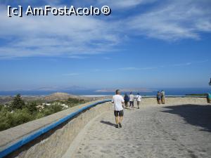 [P29] Curba largă de la intrare în satul Zia, de unde se văd minunat insulele Pserimos și Kalymnos, dar și coastele turcești.  » foto by maryka
 - 
<span class="allrVoted glyphicon glyphicon-heart hidden" id="av1020547"></span>
<a class="m-l-10 hidden" id="sv1020547" onclick="voting_Foto_DelVot(,1020547,3145)" role="button">șterge vot <span class="glyphicon glyphicon-remove"></span></a>
<a id="v91020547" class=" c-red"  onclick="voting_Foto_SetVot(1020547)" role="button"><span class="glyphicon glyphicon-heart-empty"></span> <b>LIKE</b> = Votează poza</a> <img class="hidden"  id="f1020547W9" src="/imagini/loader.gif" border="0" /><span class="AjErrMes hidden" id="e1020547ErM"></span>