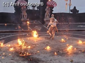 [P72] show Kecak la templul Uluwatu » foto by Chloe
 - 
<span class="allrVoted glyphicon glyphicon-heart hidden" id="av1477568"></span>
<a class="m-l-10 hidden" id="sv1477568" onclick="voting_Foto_DelVot(,1477568,3149)" role="button">șterge vot <span class="glyphicon glyphicon-remove"></span></a>
<a id="v91477568" class=" c-red"  onclick="voting_Foto_SetVot(1477568)" role="button"><span class="glyphicon glyphicon-heart-empty"></span> <b>LIKE</b> = Votează poza</a> <img class="hidden"  id="f1477568W9" src="/imagini/loader.gif" border="0" /><span class="AjErrMes hidden" id="e1477568ErM"></span>