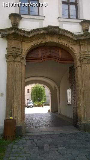 [P05] intrarea in alta curte a manastirii Strahov » foto by zlatna
 - 
<span class="allrVoted glyphicon glyphicon-heart hidden" id="av783033"></span>
<a class="m-l-10 hidden" id="sv783033" onclick="voting_Foto_DelVot(,783033,3167)" role="button">șterge vot <span class="glyphicon glyphicon-remove"></span></a>
<a id="v9783033" class=" c-red"  onclick="voting_Foto_SetVot(783033)" role="button"><span class="glyphicon glyphicon-heart-empty"></span> <b>LIKE</b> = Votează poza</a> <img class="hidden"  id="f783033W9" src="/imagini/loader.gif" border="0" /><span class="AjErrMes hidden" id="e783033ErM"></span>