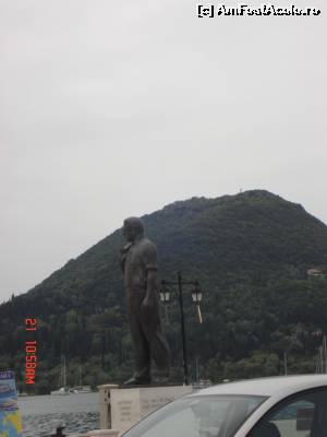 [P10] Statuia lui Onasis din portul Nidri. Asa cum este orientata, pare ca se uita la insula Scorpios... doar a fost a lui.  » foto by Iuliana68
 - 
<span class="allrVoted glyphicon glyphicon-heart hidden" id="av623789"></span>
<a class="m-l-10 hidden" id="sv623789" onclick="voting_Foto_DelVot(,623789,3173)" role="button">șterge vot <span class="glyphicon glyphicon-remove"></span></a>
<a id="v9623789" class=" c-red"  onclick="voting_Foto_SetVot(623789)" role="button"><span class="glyphicon glyphicon-heart-empty"></span> <b>LIKE</b> = Votează poza</a> <img class="hidden"  id="f623789W9" src="/imagini/loader.gif" border="0" /><span class="AjErrMes hidden" id="e623789ErM"></span>