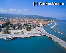 [P02] in dreapta soseaua ce intra in Lefkada Town. Se termina la intrarea in hotelul de 5 stele. In dreapta soselei este lacul, in stanga - marea :) Peste canalul artificial construit in dreapta trece un pod, care se continua cu promenada turistilor » foto by mgabidido
 - 
<span class="allrVoted glyphicon glyphicon-heart hidden" id="av1583"></span>
<a class="m-l-10 hidden" id="sv1583" onclick="voting_Foto_DelVot(,1583,3173)" role="button">șterge vot <span class="glyphicon glyphicon-remove"></span></a>
<a id="v91583" class=" c-red"  onclick="voting_Foto_SetVot(1583)" role="button"><span class="glyphicon glyphicon-heart-empty"></span> <b>LIKE</b> = Votează poza</a> <img class="hidden"  id="f1583W9" src="/imagini/loader.gif" border="0" /><span class="AjErrMes hidden" id="e1583ErM"></span>
