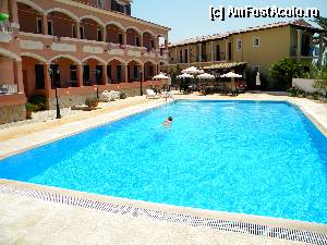 [P04] o baie buna in piscina hotelului » foto by liviukia
 - 
<span class="allrVoted glyphicon glyphicon-heart hidden" id="av356338"></span>
<a class="m-l-10 hidden" id="sv356338" onclick="voting_Foto_DelVot(,356338,3194)" role="button">șterge vot <span class="glyphicon glyphicon-remove"></span></a>
<a id="v9356338" class=" c-red"  onclick="voting_Foto_SetVot(356338)" role="button"><span class="glyphicon glyphicon-heart-empty"></span> <b>LIKE</b> = Votează poza</a> <img class="hidden"  id="f356338W9" src="/imagini/loader.gif" border="0" /><span class="AjErrMes hidden" id="e356338ErM"></span>