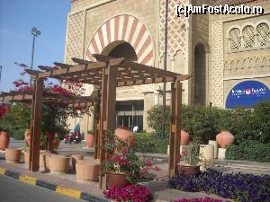 [P19] La intrarea in IBN Batutta Mall » foto by cryss27
 - 
<span class="allrVoted glyphicon glyphicon-heart hidden" id="av408871"></span>
<a class="m-l-10 hidden" id="sv408871" onclick="voting_Foto_DelVot(,408871,3199)" role="button">șterge vot <span class="glyphicon glyphicon-remove"></span></a>
<a id="v9408871" class=" c-red"  onclick="voting_Foto_SetVot(408871)" role="button"><span class="glyphicon glyphicon-heart-empty"></span> <b>LIKE</b> = Votează poza</a> <img class="hidden"  id="f408871W9" src="/imagini/loader.gif" border="0" /><span class="AjErrMes hidden" id="e408871ErM"></span>