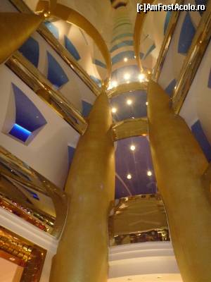 [P31] Burj Al Arab - imagine din holul hotelului » foto by cryss27
 - 
<span class="allrVoted glyphicon glyphicon-heart hidden" id="av408990"></span>
<a class="m-l-10 hidden" id="sv408990" onclick="voting_Foto_DelVot(,408990,3199)" role="button">șterge vot <span class="glyphicon glyphicon-remove"></span></a>
<a id="v9408990" class=" c-red"  onclick="voting_Foto_SetVot(408990)" role="button"><span class="glyphicon glyphicon-heart-empty"></span> <b>LIKE</b> = Votează poza</a> <img class="hidden"  id="f408990W9" src="/imagini/loader.gif" border="0" /><span class="AjErrMes hidden" id="e408990ErM"></span>