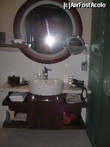 [P17] Dubai, Hotel Sofitel - in stanga este cada, si usa glisanta cu 'vedere' spre dormitor, in dreapta sunt doua usi mate din sticla, una spre toaleta, cealalta spre dusul foarte incapator. » foto by AndreeaG
 - 
<span class="allrVoted glyphicon glyphicon-heart hidden" id="av284916"></span>
<a class="m-l-10 hidden" id="sv284916" onclick="voting_Foto_DelVot(,284916,3199)" role="button">șterge vot <span class="glyphicon glyphicon-remove"></span></a>
<a id="v9284916" class=" c-red"  onclick="voting_Foto_SetVot(284916)" role="button"><span class="glyphicon glyphicon-heart-empty"></span> <b>LIKE</b> = Votează poza</a> <img class="hidden"  id="f284916W9" src="/imagini/loader.gif" border="0" /><span class="AjErrMes hidden" id="e284916ErM"></span>