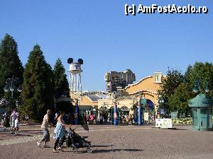 [P03] Dupa ce se scaneaza bagajele, ai de ales: Walt Disney Studios-in stanga, Disneyland Park-in dreapta » foto by MCM
 - 
<span class="allrVoted glyphicon glyphicon-heart hidden" id="av369557"></span>
<a class="m-l-10 hidden" id="sv369557" onclick="voting_Foto_DelVot(,369557,3203)" role="button">șterge vot <span class="glyphicon glyphicon-remove"></span></a>
<a id="v9369557" class=" c-red"  onclick="voting_Foto_SetVot(369557)" role="button"><span class="glyphicon glyphicon-heart-empty"></span> <b>LIKE</b> = Votează poza</a> <img class="hidden"  id="f369557W9" src="/imagini/loader.gif" border="0" /><span class="AjErrMes hidden" id="e369557ErM"></span>
