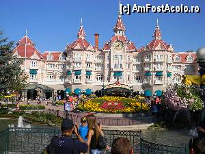 [P04] Disneyland Park. Era ora 9,45. Inceputul unei frumoase prietenii.  » foto by MCM
 - 
<span class="allrVoted glyphicon glyphicon-heart hidden" id="av369558"></span>
<a class="m-l-10 hidden" id="sv369558" onclick="voting_Foto_DelVot(,369558,3203)" role="button">șterge vot <span class="glyphicon glyphicon-remove"></span></a>
<a id="v9369558" class=" c-red"  onclick="voting_Foto_SetVot(369558)" role="button"><span class="glyphicon glyphicon-heart-empty"></span> <b>LIKE</b> = Votează poza</a> <img class="hidden"  id="f369558W9" src="/imagini/loader.gif" border="0" /><span class="AjErrMes hidden" id="e369558ErM"></span>