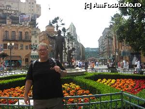 [P24] Alaturi de Walt Disney si Mickey Mouse (in spate muntele cu inscriptia Hollywood)  » foto by gioko
 - 
<span class="allrVoted glyphicon glyphicon-heart hidden" id="av361252"></span>
<a class="m-l-10 hidden" id="sv361252" onclick="voting_Foto_DelVot(,361252,3203)" role="button">șterge vot <span class="glyphicon glyphicon-remove"></span></a>
<a id="v9361252" class=" c-red"  onclick="voting_Foto_SetVot(361252)" role="button"><span class="glyphicon glyphicon-heart-empty"></span> <b>LIKE</b> = Votează poza</a> <img class="hidden"  id="f361252W9" src="/imagini/loader.gif" border="0" /><span class="AjErrMes hidden" id="e361252ErM"></span>