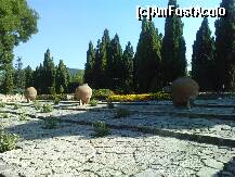 [P16] 29.07.2010 gradina pavata cu piatra albstra adusa din Maroc.Se poate observa diferenta intre culoarea pietrei locale (stanga) si piatra din pavaj.Vasele are se vad in imagine au aceeasi origine. » foto by essib*
 - 
<span class="allrVoted glyphicon glyphicon-heart hidden" id="av287735"></span>
<a class="m-l-10 hidden" id="sv287735" onclick="voting_Foto_DelVot(,287735,3210)" role="button">șterge vot <span class="glyphicon glyphicon-remove"></span></a>
<a id="v9287735" class=" c-red"  onclick="voting_Foto_SetVot(287735)" role="button"><span class="glyphicon glyphicon-heart-empty"></span> <b>LIKE</b> = Votează poza</a> <img class="hidden"  id="f287735W9" src="/imagini/loader.gif" border="0" /><span class="AjErrMes hidden" id="e287735ErM"></span>