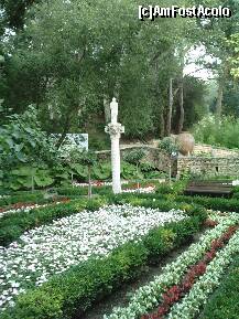 [P19] 26.07.2010 Balcik - loc denumit gradina lui Mircea si statuia Sf. Martin, ce initial a fost plasata pe o terasa a vilei Sageata Albastra. Gradina este marginita de cascada (acolo unde se vad imendele frunze de brusture) » foto by essib*
 - 
<span class="allrVoted glyphicon glyphicon-heart hidden" id="av287878"></span>
<a class="m-l-10 hidden" id="sv287878" onclick="voting_Foto_DelVot(,287878,3210)" role="button">șterge vot <span class="glyphicon glyphicon-remove"></span></a>
<a id="v9287878" class=" c-red"  onclick="voting_Foto_SetVot(287878)" role="button"><span class="glyphicon glyphicon-heart-empty"></span> <b>LIKE</b> = Votează poza</a> <img class="hidden"  id="f287878W9" src="/imagini/loader.gif" border="0" /><span class="AjErrMes hidden" id="e287878ErM"></span>