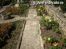 [P01] In gradina existe numeroase rasaduri printre borduri si trotuare pavate probabil pe vremea reginei Maria... Se observa curatenia si atentia care se acorda acestor rasaduri... » foto by c_d
 - 
<span class="allrVoted glyphicon glyphicon-heart hidden" id="av55410"></span>
<a class="m-l-10 hidden" id="sv55410" onclick="voting_Foto_DelVot(,55410,3210)" role="button">șterge vot <span class="glyphicon glyphicon-remove"></span></a>
<a id="v955410" class=" c-red"  onclick="voting_Foto_SetVot(55410)" role="button"><span class="glyphicon glyphicon-heart-empty"></span> <b>LIKE</b> = Votează poza</a> <img class="hidden"  id="f55410W9" src="/imagini/loader.gif" border="0" /><span class="AjErrMes hidden" id="e55410ErM"></span>