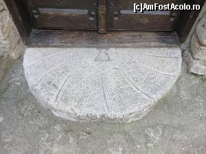 [P06] Piatră de moară? la intrarea în una din vile » foto by tata123 🔱
 - 
<span class="allrVoted glyphicon glyphicon-heart hidden" id="av554266"></span>
<a class="m-l-10 hidden" id="sv554266" onclick="voting_Foto_DelVot(,554266,3210)" role="button">șterge vot <span class="glyphicon glyphicon-remove"></span></a>
<a id="v9554266" class=" c-red"  onclick="voting_Foto_SetVot(554266)" role="button"><span class="glyphicon glyphicon-heart-empty"></span> <b>LIKE</b> = Votează poza</a> <img class="hidden"  id="f554266W9" src="/imagini/loader.gif" border="0" /><span class="AjErrMes hidden" id="e554266ErM"></span>