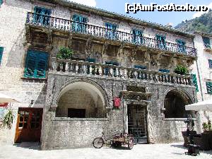 [P40] Unul din vechile palate veneţiene din Kotor » foto by crismis
 - 
<span class="allrVoted glyphicon glyphicon-heart hidden" id="av702815"></span>
<a class="m-l-10 hidden" id="sv702815" onclick="voting_Foto_DelVot(,702815,3229)" role="button">șterge vot <span class="glyphicon glyphicon-remove"></span></a>
<a id="v9702815" class=" c-red"  onclick="voting_Foto_SetVot(702815)" role="button"><span class="glyphicon glyphicon-heart-empty"></span> <b>LIKE</b> = Votează poza</a> <img class="hidden"  id="f702815W9" src="/imagini/loader.gif" border="0" /><span class="AjErrMes hidden" id="e702815ErM"></span>