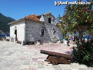 [P06] ... şi debarcăm pe insulă; acesta e sediul 'magazinului de suveniruri' şi a toaletelor » foto by crismis
 - 
<span class="allrVoted glyphicon glyphicon-heart hidden" id="av702766"></span>
<a class="m-l-10 hidden" id="sv702766" onclick="voting_Foto_DelVot(,702766,3229)" role="button">șterge vot <span class="glyphicon glyphicon-remove"></span></a>
<a id="v9702766" class=" c-red"  onclick="voting_Foto_SetVot(702766)" role="button"><span class="glyphicon glyphicon-heart-empty"></span> <b>LIKE</b> = Votează poza</a> <img class="hidden"  id="f702766W9" src="/imagini/loader.gif" border="0" /><span class="AjErrMes hidden" id="e702766ErM"></span>