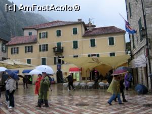 [P05] 2012, Piaţa Armelor pe ploaie » foto by Michi
 - 
<span class="allrVoted glyphicon glyphicon-heart hidden" id="av794625"></span>
<a class="m-l-10 hidden" id="sv794625" onclick="voting_Foto_DelVot(,794625,3229)" role="button">șterge vot <span class="glyphicon glyphicon-remove"></span></a>
<a id="v9794625" class=" c-red"  onclick="voting_Foto_SetVot(794625)" role="button"><span class="glyphicon glyphicon-heart-empty"></span> <b>LIKE</b> = Votează poza</a> <img class="hidden"  id="f794625W9" src="/imagini/loader.gif" border="0" /><span class="AjErrMes hidden" id="e794625ErM"></span>