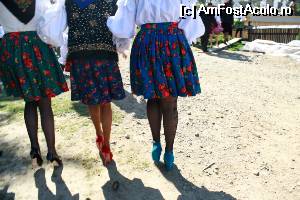 [P32] Detaliu asupra d-șoarelor din foto anterior. Remarcați încălțămintea. E mall/petrecere privată sau nu? Totuși, culorile se asortează cu fustele...  » foto by le_maitre
 - 
<span class="allrVoted glyphicon glyphicon-heart hidden" id="av507581"></span>
<a class="m-l-10 hidden" id="sv507581" onclick="voting_Foto_DelVot(,507581,3234)" role="button">șterge vot <span class="glyphicon glyphicon-remove"></span></a>
<a id="v9507581" class=" c-red"  onclick="voting_Foto_SetVot(507581)" role="button"><span class="glyphicon glyphicon-heart-empty"></span> <b>LIKE</b> = Votează poza</a> <img class="hidden"  id="f507581W9" src="/imagini/loader.gif" border="0" /><span class="AjErrMes hidden" id="e507581ErM"></span>