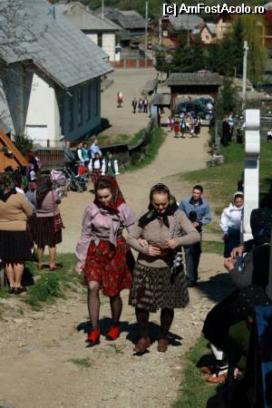 [P35] La Biserica Nouă din Botiza. Oameni.  » foto by le_maitre
 - 
<span class="allrVoted glyphicon glyphicon-heart hidden" id="av507584"></span>
<a class="m-l-10 hidden" id="sv507584" onclick="voting_Foto_DelVot(,507584,3234)" role="button">șterge vot <span class="glyphicon glyphicon-remove"></span></a>
<a id="v9507584" class=" c-red"  onclick="voting_Foto_SetVot(507584)" role="button"><span class="glyphicon glyphicon-heart-empty"></span> <b>LIKE</b> = Votează poza</a> <img class="hidden"  id="f507584W9" src="/imagini/loader.gif" border="0" /><span class="AjErrMes hidden" id="e507584ErM"></span>