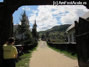 [P43] Poarta care ne permite accesul spre Biserica Nouă din Botiza, în stânga... un moroșan temporar :)  » foto by le_maitre
 - 
<span class="allrVoted glyphicon glyphicon-heart hidden" id="av507592"></span>
<a class="m-l-10 hidden" id="sv507592" onclick="voting_Foto_DelVot(,507592,3234)" role="button">șterge vot <span class="glyphicon glyphicon-remove"></span></a>
<a id="v9507592" class=" c-red"  onclick="voting_Foto_SetVot(507592)" role="button"><span class="glyphicon glyphicon-heart-empty"></span> <b>LIKE</b> = Votează poza</a> <img class="hidden"  id="f507592W9" src="/imagini/loader.gif" border="0" /><span class="AjErrMes hidden" id="e507592ErM"></span>