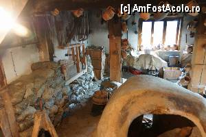 [P10] În capăt, deasupra sacilor, sunt obiecte utilizate în gospodărie, camera fiind și un fel de șopron.  » foto by Utube
 - 
<span class="allrVoted glyphicon glyphicon-heart hidden" id="av382758"></span>
<a class="m-l-10 hidden" id="sv382758" onclick="voting_Foto_DelVot(,382758,3234)" role="button">șterge vot <span class="glyphicon glyphicon-remove"></span></a>
<a id="v9382758" class=" c-red"  onclick="voting_Foto_SetVot(382758)" role="button"><span class="glyphicon glyphicon-heart-empty"></span> <b>LIKE</b> = Votează poza</a> <img class="hidden"  id="f382758W9" src="/imagini/loader.gif" border="0" /><span class="AjErrMes hidden" id="e382758ErM"></span>