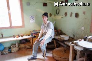[P02] Tânărul olar.  » foto by Utube
 - 
<span class="allrVoted glyphicon glyphicon-heart hidden" id="av382750"></span>
<a class="m-l-10 hidden" id="sv382750" onclick="voting_Foto_DelVot(,382750,3234)" role="button">șterge vot <span class="glyphicon glyphicon-remove"></span></a>
<a id="v9382750" class=" c-red"  onclick="voting_Foto_SetVot(382750)" role="button"><span class="glyphicon glyphicon-heart-empty"></span> <b>LIKE</b> = Votează poza</a> <img class="hidden"  id="f382750W9" src="/imagini/loader.gif" border="0" /><span class="AjErrMes hidden" id="e382750ErM"></span>