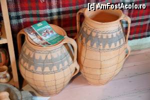 [P06] Două vase mari. Observați mânerele care, realizate astfel sub formă de mâini ținute în șolduri, dau impresia că cele două vase sunt două corpuri de femei. Ingenios!  » foto by Utube
 - 
<span class="allrVoted glyphicon glyphicon-heart hidden" id="av382754"></span>
<a class="m-l-10 hidden" id="sv382754" onclick="voting_Foto_DelVot(,382754,3234)" role="button">șterge vot <span class="glyphicon glyphicon-remove"></span></a>
<a id="v9382754" class=" c-red"  onclick="voting_Foto_SetVot(382754)" role="button"><span class="glyphicon glyphicon-heart-empty"></span> <b>LIKE</b> = Votează poza</a> <img class="hidden"  id="f382754W9" src="/imagini/loader.gif" border="0" /><span class="AjErrMes hidden" id="e382754ErM"></span>