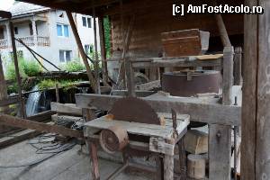 [P03] Şopronul cu utilaje. Discul de tăiat, în spatele lui este moara iar în stânga, spate, se vede jgheabul de pe care cade apa pe paletele morii.  » foto by Utube
 - 
<span class="allrVoted glyphicon glyphicon-heart hidden" id="av384079"></span>
<a class="m-l-10 hidden" id="sv384079" onclick="voting_Foto_DelVot(,384079,3234)" role="button">șterge vot <span class="glyphicon glyphicon-remove"></span></a>
<a id="v9384079" class=" c-red"  onclick="voting_Foto_SetVot(384079)" role="button"><span class="glyphicon glyphicon-heart-empty"></span> <b>LIKE</b> = Votează poza</a> <img class="hidden"  id="f384079W9" src="/imagini/loader.gif" border="0" /><span class="AjErrMes hidden" id="e384079ErM"></span>