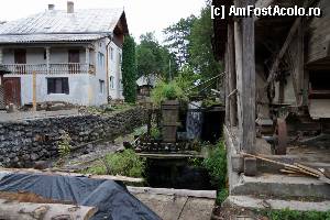 [P04] În stânga se vede pârâul cu malul taluzat, pe mijloc este jgheabul cu roata morii iar aici aproape este un pod de trecere. În dreapta este şopronul cu utilaje.  » foto by Utube
 - 
<span class="allrVoted glyphicon glyphicon-heart hidden" id="av384080"></span>
<a class="m-l-10 hidden" id="sv384080" onclick="voting_Foto_DelVot(,384080,3234)" role="button">șterge vot <span class="glyphicon glyphicon-remove"></span></a>
<a id="v9384080" class=" c-red"  onclick="voting_Foto_SetVot(384080)" role="button"><span class="glyphicon glyphicon-heart-empty"></span> <b>LIKE</b> = Votează poza</a> <img class="hidden"  id="f384080W9" src="/imagini/loader.gif" border="0" /><span class="AjErrMes hidden" id="e384080ErM"></span>