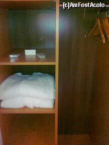 [P05] dulapul; cu toate consumabilele aferente (burete de pantofi, trusa de cusut) + 2 halate de baie impecabile » foto by Chloe
 - 
<span class="allrVoted glyphicon glyphicon-heart hidden" id="av237533"></span>
<a class="m-l-10 hidden" id="sv237533" onclick="voting_Foto_DelVot(,237533,3241)" role="button">șterge vot <span class="glyphicon glyphicon-remove"></span></a>
<a id="v9237533" class=" c-red"  onclick="voting_Foto_SetVot(237533)" role="button"><span class="glyphicon glyphicon-heart-empty"></span> <b>LIKE</b> = Votează poza</a> <img class="hidden"  id="f237533W9" src="/imagini/loader.gif" border="0" /><span class="AjErrMes hidden" id="e237533ErM"></span>