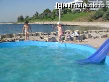 P02 [JUL-2010] apa este mica si curata.zilnic piscina este golita, curatata si umpluta cu apa din mare. am vazut eu persoanl.