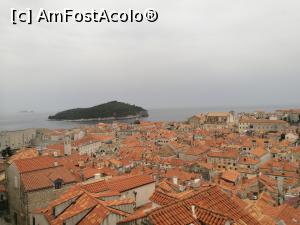 [P18] La plimbare pe zidurile cetății; marea de acoperișuri cărămizii și insula Lokrum » foto by crismis
 - 
<span class="allrVoted glyphicon glyphicon-heart hidden" id="av967929"></span>
<a class="m-l-10 hidden" id="sv967929" onclick="voting_Foto_DelVot(,967929,3304)" role="button">șterge vot <span class="glyphicon glyphicon-remove"></span></a>
<a id="v9967929" class=" c-red"  onclick="voting_Foto_SetVot(967929)" role="button"><span class="glyphicon glyphicon-heart-empty"></span> <b>LIKE</b> = Votează poza</a> <img class="hidden"  id="f967929W9" src="/imagini/loader.gif" border="0" /><span class="AjErrMes hidden" id="e967929ErM"></span>