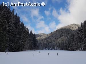 P18 [JAN-2021] La plimbare pe Lacul Roșu cel înghețat, admirând peisajele fabuloase din jur.