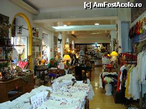[P17] Magazin de artizanat local, unde am ,,furat ''o poza, spre enervarea vanzatorului-Rua Augusta » foto by mireille
 - 
<span class="allrVoted glyphicon glyphicon-heart hidden" id="av496731"></span>
<a class="m-l-10 hidden" id="sv496731" onclick="voting_Foto_DelVot(,496731,3414)" role="button">șterge vot <span class="glyphicon glyphicon-remove"></span></a>
<a id="v9496731" class=" c-red"  onclick="voting_Foto_SetVot(496731)" role="button"><span class="glyphicon glyphicon-heart-empty"></span> <b>LIKE</b> = Votează poza</a> <img class="hidden"  id="f496731W9" src="/imagini/loader.gif" border="0" /><span class="AjErrMes hidden" id="e496731ErM"></span>