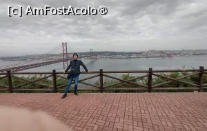 [P17] 31 dec. 2022.

Subsemnatul la Christo Rei. În spate se deschide o superbă panoramă care cuprinde pe fundal Podul 25 Aprilie, fluviul Tejo și o parte din Lisabona. » foto by ovidiuyepi
 - 
<span class="allrVoted glyphicon glyphicon-heart hidden" id="av1395605"></span>
<a class="m-l-10 hidden" id="sv1395605" onclick="voting_Foto_DelVot(,1395605,3414)" role="button">șterge vot <span class="glyphicon glyphicon-remove"></span></a>
<a id="v91395605" class=" c-red"  onclick="voting_Foto_SetVot(1395605)" role="button"><span class="glyphicon glyphicon-heart-empty"></span> <b>LIKE</b> = Votează poza</a> <img class="hidden"  id="f1395605W9" src="/imagini/loader.gif" border="0" /><span class="AjErrMes hidden" id="e1395605ErM"></span>