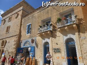 [P17] La intrarea în Mdina: Oficiul de Informare Turistică, un magazin cu sticlă de Mdina, celebră și scumpă.  » foto by Rodel
 - 
<span class="allrVoted glyphicon glyphicon-heart hidden" id="av693163"></span>
<a class="m-l-10 hidden" id="sv693163" onclick="voting_Foto_DelVot(,693163,3421)" role="button">șterge vot <span class="glyphicon glyphicon-remove"></span></a>
<a id="v9693163" class=" c-red"  onclick="voting_Foto_SetVot(693163)" role="button"><span class="glyphicon glyphicon-heart-empty"></span> <b>LIKE</b> = Votează poza</a> <img class="hidden"  id="f693163W9" src="/imagini/loader.gif" border="0" /><span class="AjErrMes hidden" id="e693163ErM"></span>