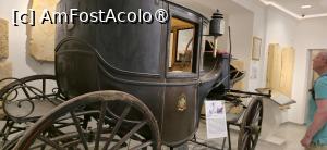 [P55] 55. În drum spre ieșire îmi atrage atenția o trăsură cu o istorie interesantă. » foto by msnd
 - 
<span class="allrVoted glyphicon glyphicon-heart hidden" id="av1514237"></span>
<a class="m-l-10 hidden" id="sv1514237" onclick="voting_Foto_DelVot(,1514237,3422)" role="button">șterge vot <span class="glyphicon glyphicon-remove"></span></a>
<a id="v91514237" class=" c-red"  onclick="voting_Foto_SetVot(1514237)" role="button"><span class="glyphicon glyphicon-heart-empty"></span> <b>LIKE</b> = Votează poza</a> <img class="hidden"  id="f1514237W9" src="/imagini/loader.gif" border="0" /><span class="AjErrMes hidden" id="e1514237ErM"></span>