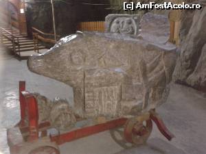 [P02] Sculptură în sare - în zona de intrare în Salina Praid. În spate se văd scările de intrare și un basorelief.  » foto by izabiza
 - 
<span class="allrVoted glyphicon glyphicon-heart hidden" id="av672927"></span>
<a class="m-l-10 hidden" id="sv672927" onclick="voting_Foto_DelVot(,672927,3441)" role="button">șterge vot <span class="glyphicon glyphicon-remove"></span></a>
<a id="v9672927" class=" c-red"  onclick="voting_Foto_SetVot(672927)" role="button"><span class="glyphicon glyphicon-heart-empty"></span> <b>LIKE</b> = Votează poza</a> <img class="hidden"  id="f672927W9" src="/imagini/loader.gif" border="0" /><span class="AjErrMes hidden" id="e672927ErM"></span>