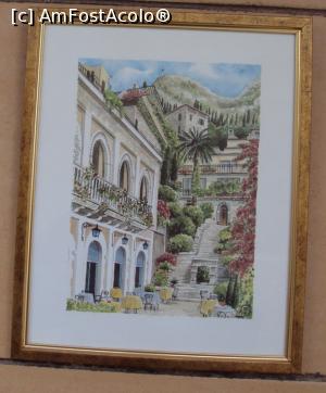 [P12] Tabloul ce înfăţişează Taormina stă agăţat pe 'peretele kitsch' de acasă.  » foto by Carmen Ion
 - 
<span class="allrVoted glyphicon glyphicon-heart hidden" id="av712114"></span>
<a class="m-l-10 hidden" id="sv712114" onclick="voting_Foto_DelVot(,712114,3509)" role="button">șterge vot <span class="glyphicon glyphicon-remove"></span></a>
<a id="v9712114" class=" c-red"  onclick="voting_Foto_SetVot(712114)" role="button"><span class="glyphicon glyphicon-heart-empty"></span> <b>LIKE</b> = Votează poza</a> <img class="hidden"  id="f712114W9" src="/imagini/loader.gif" border="0" /><span class="AjErrMes hidden" id="e712114ErM"></span>
