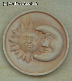 [P08] Amintire din Caltagirone - obiectul din lut ars nepictat înfăţişând soarele şi luna.  » foto by Carmen Ion
 - 
<span class="allrVoted glyphicon glyphicon-heart hidden" id="av712729"></span>
<a class="m-l-10 hidden" id="sv712729" onclick="voting_Foto_DelVot(,712729,3509)" role="button">șterge vot <span class="glyphicon glyphicon-remove"></span></a>
<a id="v9712729" class=" c-red"  onclick="voting_Foto_SetVot(712729)" role="button"><span class="glyphicon glyphicon-heart-empty"></span> <b>LIKE</b> = Votează poza</a> <img class="hidden"  id="f712729W9" src="/imagini/loader.gif" border="0" /><span class="AjErrMes hidden" id="e712729ErM"></span>