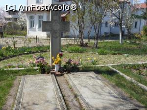 [P02] Casa Memorială "Tudor Arghezi" - Mormintele soților Arghezi. » foto by iulianic
 - 
<span class="allrVoted glyphicon glyphicon-heart hidden" id="av1216476"></span>
<a class="m-l-10 hidden" id="sv1216476" onclick="voting_Foto_DelVot(,1216476,3511)" role="button">șterge vot <span class="glyphicon glyphicon-remove"></span></a>
<a id="v91216476" class=" c-red"  onclick="voting_Foto_SetVot(1216476)" role="button"><span class="glyphicon glyphicon-heart-empty"></span> <b>LIKE</b> = Votează poza</a> <img class="hidden"  id="f1216476W9" src="/imagini/loader.gif" border="0" /><span class="AjErrMes hidden" id="e1216476ErM"></span>