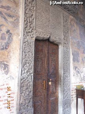 [P14] București - Centrul vechi. Biserica Stavropoleos, intrarea.  » foto by iulianic
 - 
<span class="allrVoted glyphicon glyphicon-heart hidden" id="av695818"></span>
<a class="m-l-10 hidden" id="sv695818" onclick="voting_Foto_DelVot(,695818,3511)" role="button">șterge vot <span class="glyphicon glyphicon-remove"></span></a>
<a id="v9695818" class=" c-red"  onclick="voting_Foto_SetVot(695818)" role="button"><span class="glyphicon glyphicon-heart-empty"></span> <b>LIKE</b> = Votează poza</a> <img class="hidden"  id="f695818W9" src="/imagini/loader.gif" border="0" /><span class="AjErrMes hidden" id="e695818ErM"></span>