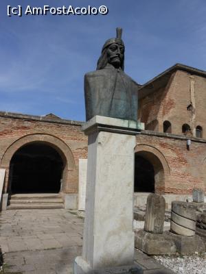 [P02] București - Ruinele ansamblului arhitectonic Curtea Domnească. Bustul lui Vlad Țepeș.  » foto by iulianic
 - 
<span class="allrVoted glyphicon glyphicon-heart hidden" id="av1110228"></span>
<a class="m-l-10 hidden" id="sv1110228" onclick="voting_Foto_DelVot(,1110228,3511)" role="button">șterge vot <span class="glyphicon glyphicon-remove"></span></a>
<a id="v91110228" class=" c-red"  onclick="voting_Foto_SetVot(1110228)" role="button"><span class="glyphicon glyphicon-heart-empty"></span> <b>LIKE</b> = Votează poza</a> <img class="hidden"  id="f1110228W9" src="/imagini/loader.gif" border="0" /><span class="AjErrMes hidden" id="e1110228ErM"></span>