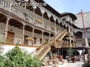 [P07] București - Hanul lui Manuc. În curtea interioară.  » foto by iulianic
 - 
<span class="allrVoted glyphicon glyphicon-heart hidden" id="av1110233"></span>
<a class="m-l-10 hidden" id="sv1110233" onclick="voting_Foto_DelVot(,1110233,3511)" role="button">șterge vot <span class="glyphicon glyphicon-remove"></span></a>
<a id="v91110233" class=" c-red"  onclick="voting_Foto_SetVot(1110233)" role="button"><span class="glyphicon glyphicon-heart-empty"></span> <b>LIKE</b> = Votează poza</a> <img class="hidden"  id="f1110233W9" src="/imagini/loader.gif" border="0" /><span class="AjErrMes hidden" id="e1110233ErM"></span>