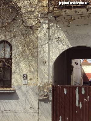 [P11] La intrarea în curtea interioară de pe Strada Episcopul Radu nr. 9 este semnalizat (discret) faptul că această clădire este monument istoric. Nu s-ar zice, după cum arată!  » foto by Carmen Ion
 - 
<span class="allrVoted glyphicon glyphicon-heart hidden" id="av609470"></span>
<a class="m-l-10 hidden" id="sv609470" onclick="voting_Foto_DelVot(,609470,3511)" role="button">șterge vot <span class="glyphicon glyphicon-remove"></span></a>
<a id="v9609470" class=" c-red"  onclick="voting_Foto_SetVot(609470)" role="button"><span class="glyphicon glyphicon-heart-empty"></span> <b>LIKE</b> = Votează poza</a> <img class="hidden"  id="f609470W9" src="/imagini/loader.gif" border="0" /><span class="AjErrMes hidden" id="e609470ErM"></span>