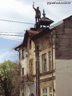 [P09] Iată-l: 'omul de aramă' de pe acoperişul casei aflată la nr. 29 pe Strada Episcopul Radu » foto by Carmen Ion
 - 
<span class="allrVoted glyphicon glyphicon-heart hidden" id="av609468"></span>
<a class="m-l-10 hidden" id="sv609468" onclick="voting_Foto_DelVot(,609468,3511)" role="button">șterge vot <span class="glyphicon glyphicon-remove"></span></a>
<a id="v9609468" class=" c-red"  onclick="voting_Foto_SetVot(609468)" role="button"><span class="glyphicon glyphicon-heart-empty"></span> <b>LIKE</b> = Votează poza</a> <img class="hidden"  id="f609468W9" src="/imagini/loader.gif" border="0" /><span class="AjErrMes hidden" id="e609468ErM"></span>